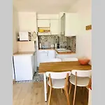 La Petite Pinede Climatise 400m De La Apartment