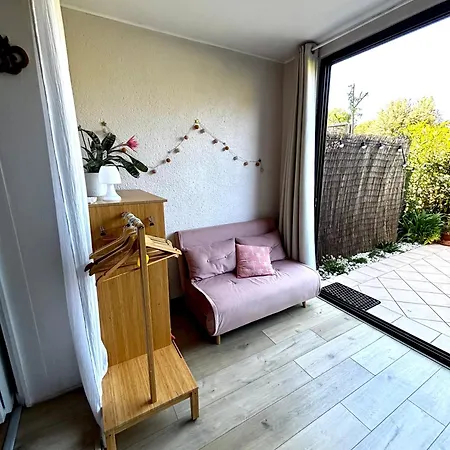 La Petite Pinede Climatise 400m De La Apartment